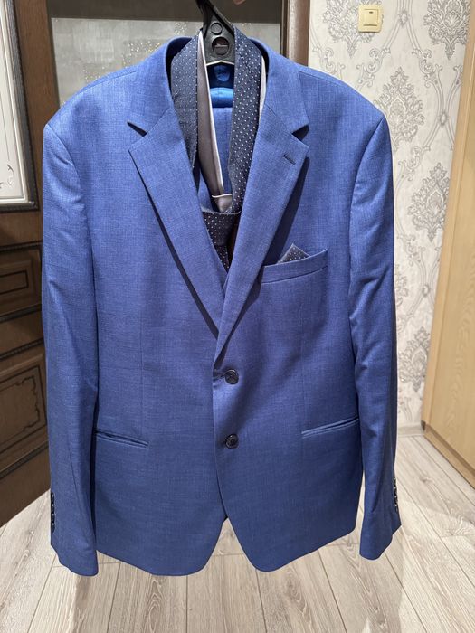 Костюм мужской тройка в чехле + два галстука