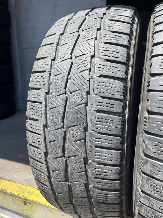2 бр. гуми за бус 235/65/16C Michelin DOT 3818/2217 5 mm