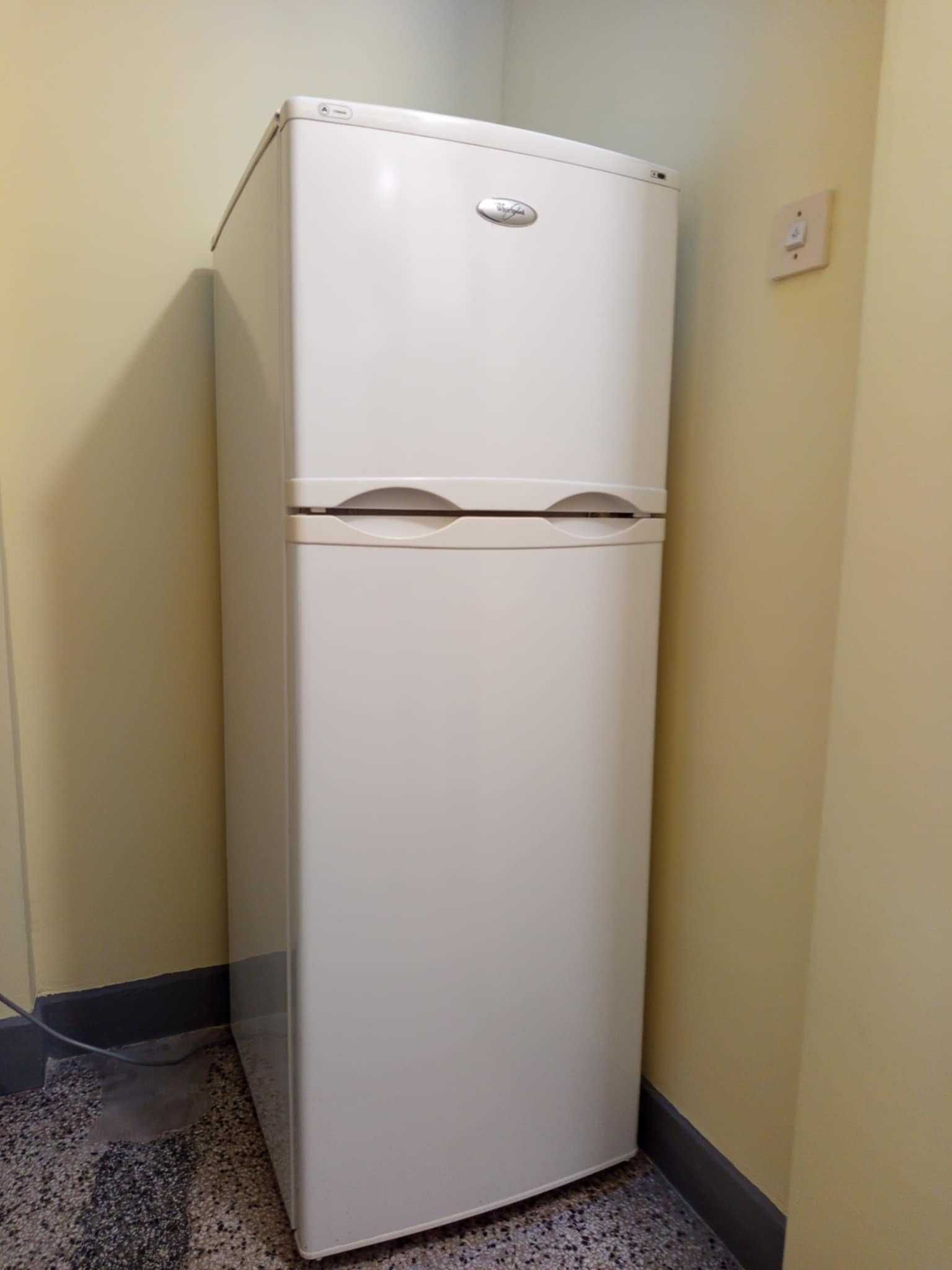 Хладилник Whirlpool с горна камера