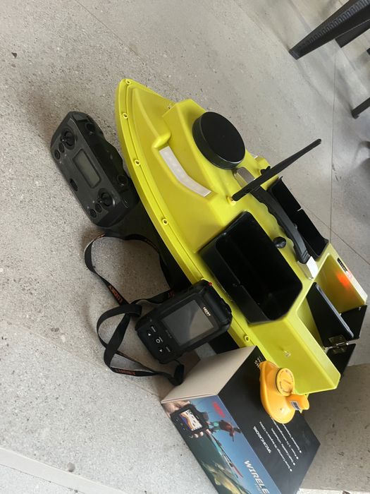 Лодка за захранка и сонар