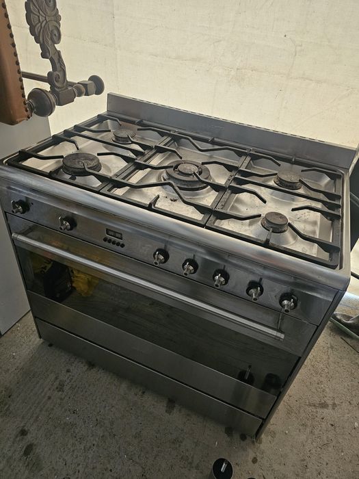 Aragaz Smeg 90 cm – 6 arzătoare + cuptor electric – INOX –