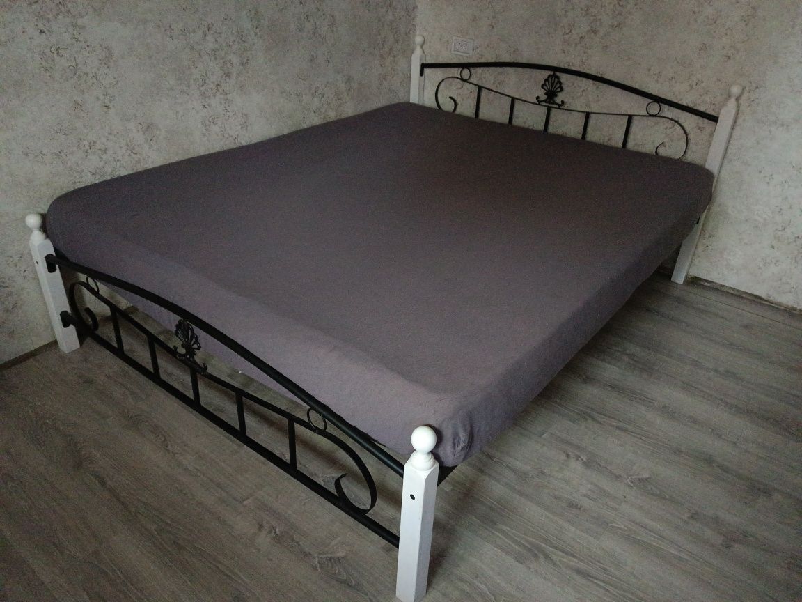 Продам кровать в отличном состоянии .