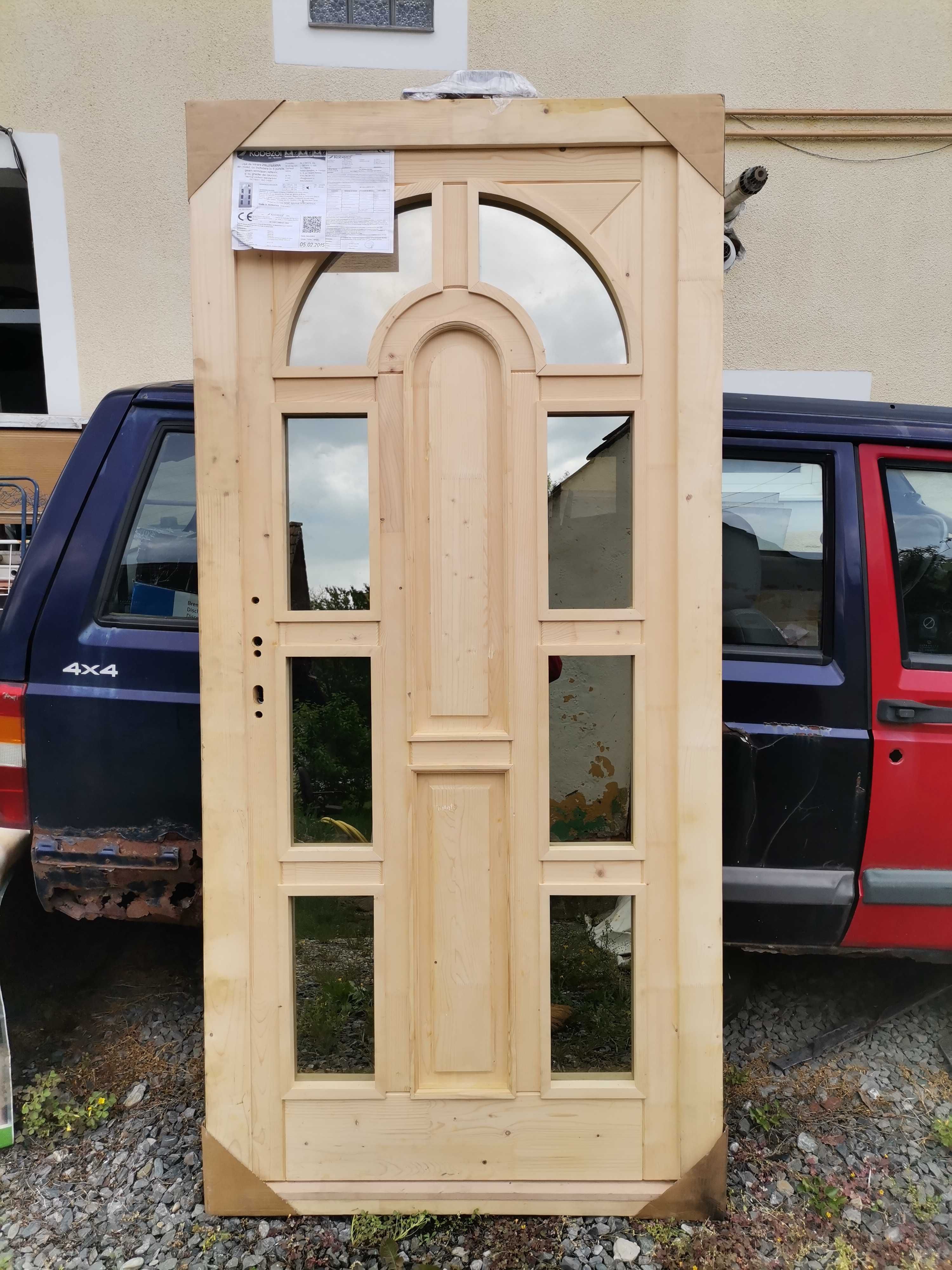 Ușa de întrare din lemn cu termopan noua