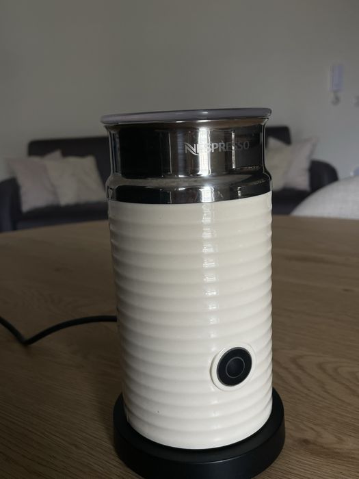 Espressor + Spumant de lapte Nespresso Vertuo Pop – stare impecabilă!