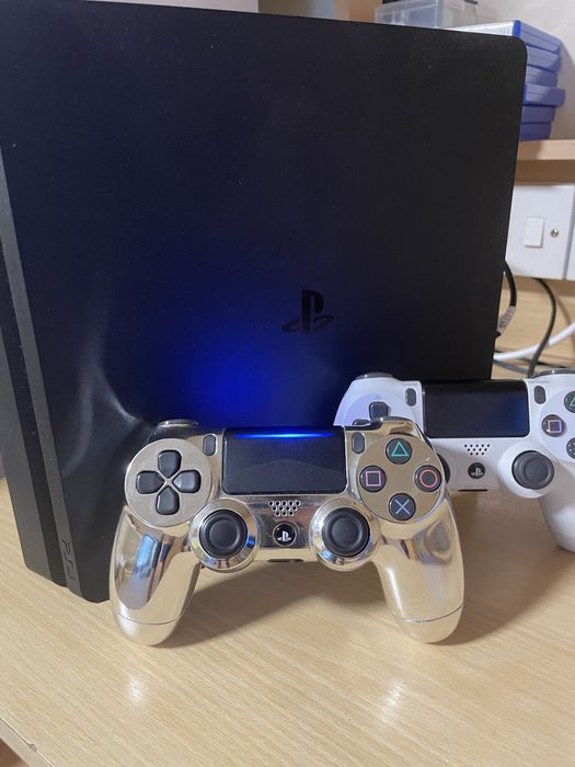 PLAYSTATION 4 slim - 2 джойстика + 7 игри на диск