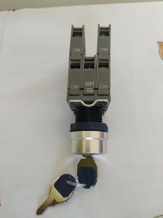 Buton ON/OF/ON cu cheie