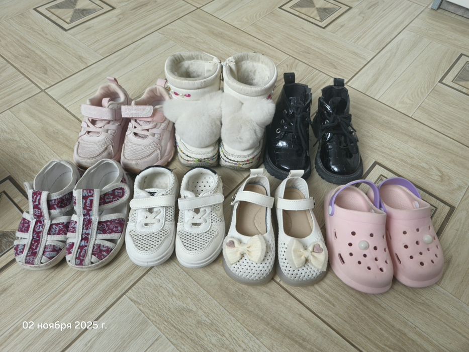 Продам на девочку размеры 23,24,25