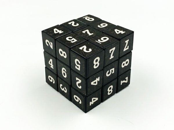 Логическа игра куб за нареждане тип Рубик