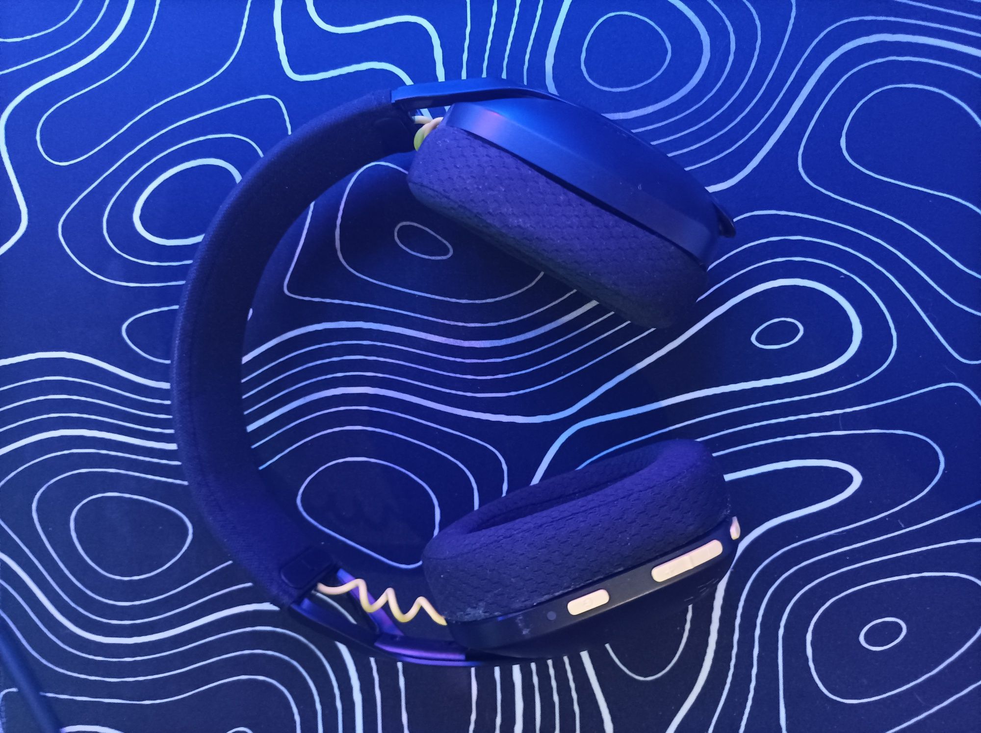 Клавиатура мишка и слушалки 
Клавиатура: Logitech g 512 carbon