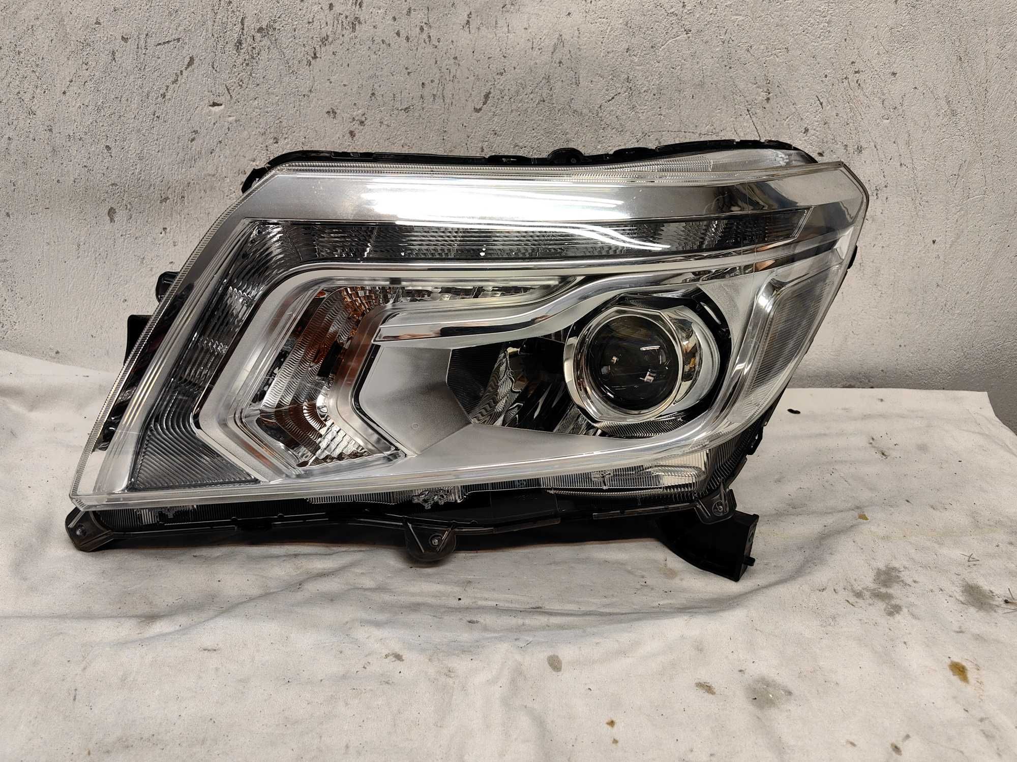 Оригинални фарове Ляв Десен Нисан Навара Nissan Navara Full Led