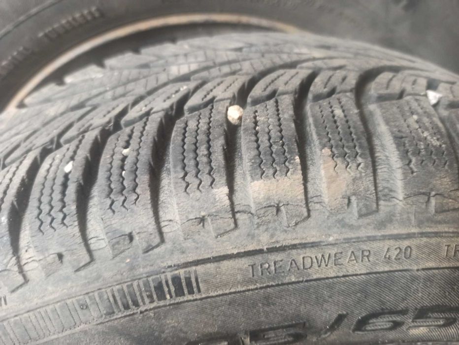 гуми 3 бр. зимни и 2 бр. летни с джанти