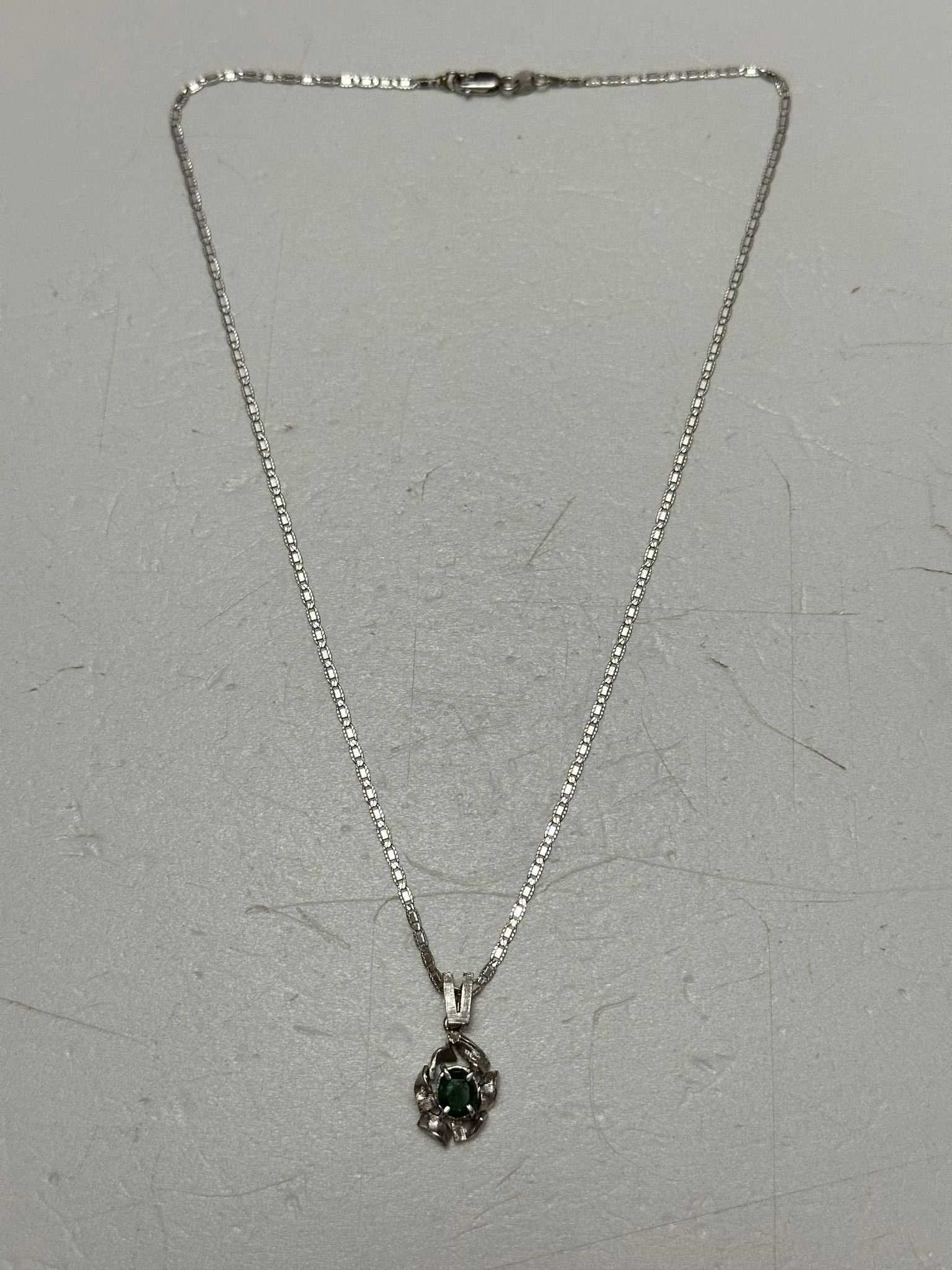 LANT + PANDANTIV AUR alb 18K + Smarald = 0.50CT + 1 Diamant - Vintage