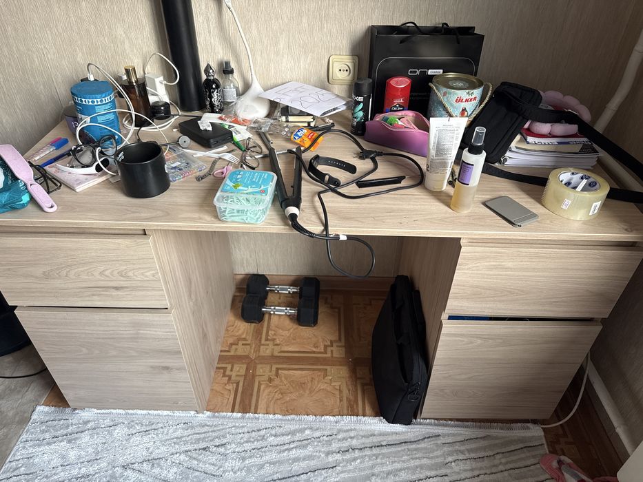 Продам стол в отличном состояний