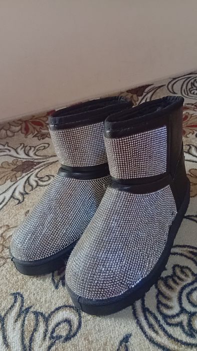 Uggi va Adidas krasofka