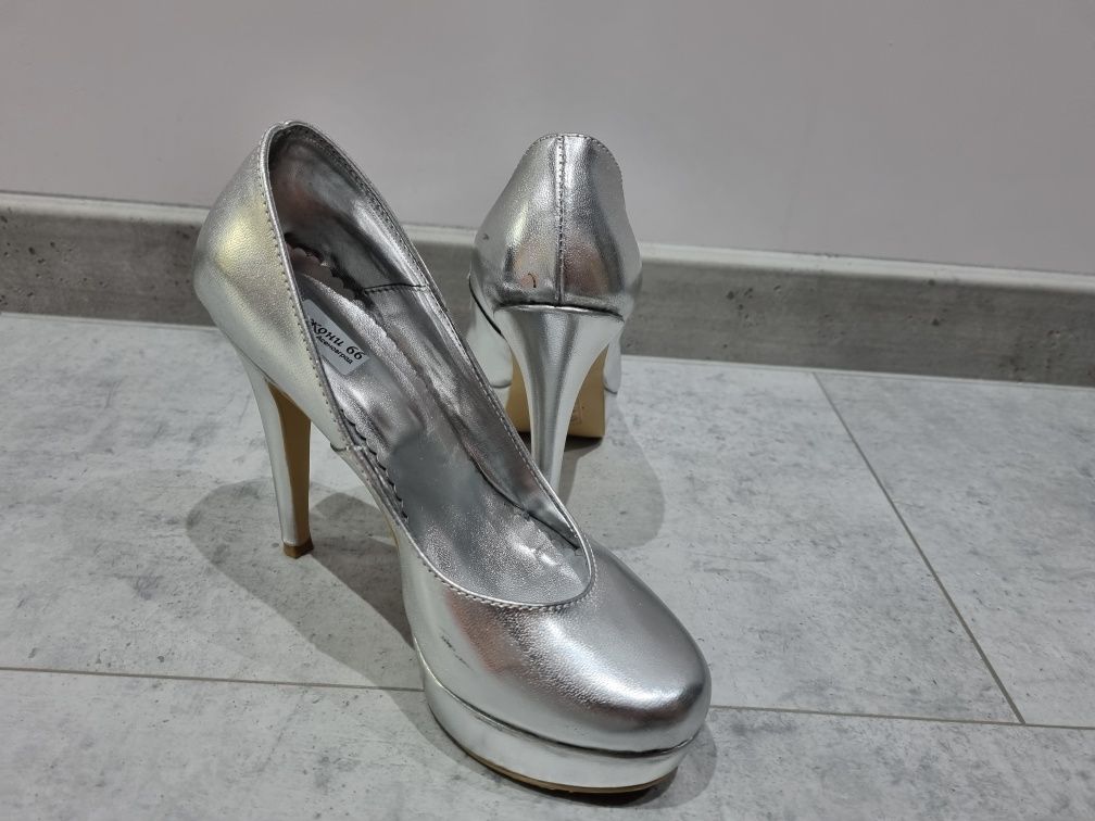 Дамски сребърни обувки с ток 37 номер