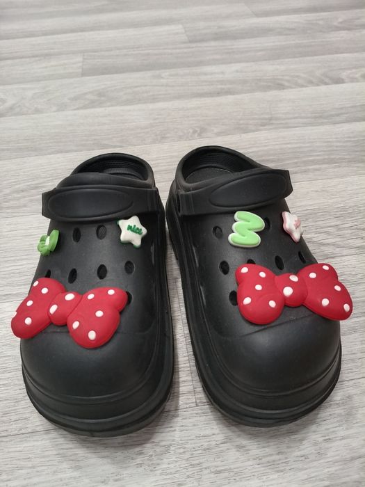 Кроксы черные срочно