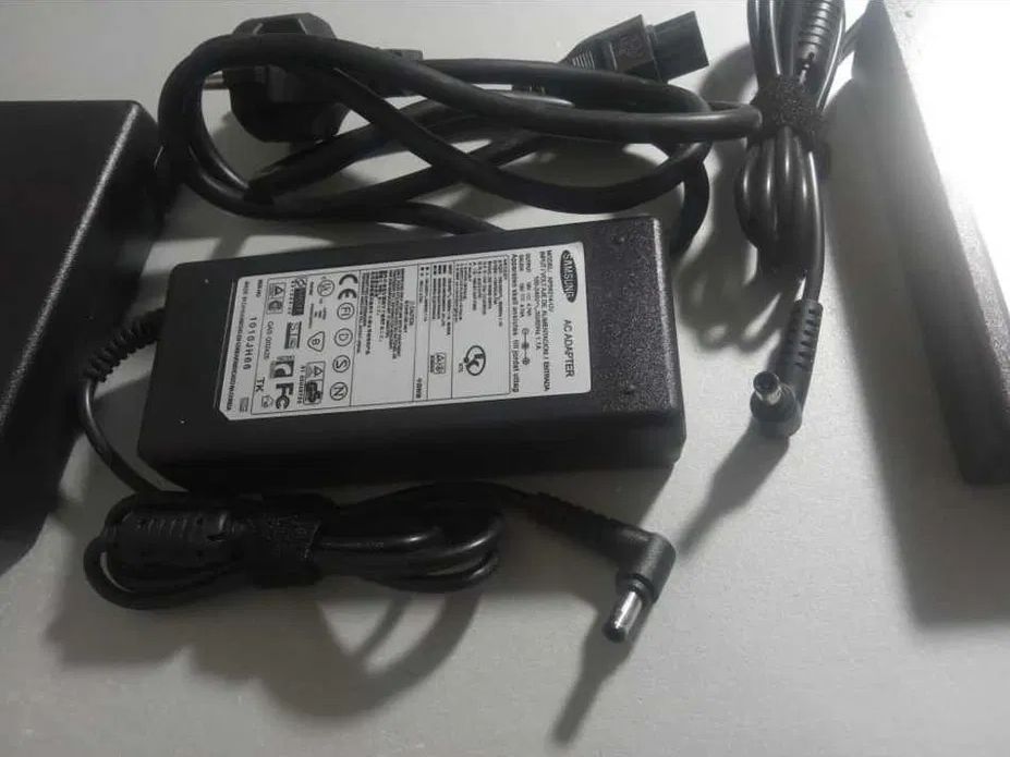 от ноутбука Samsung зарядка блок питания и шнур