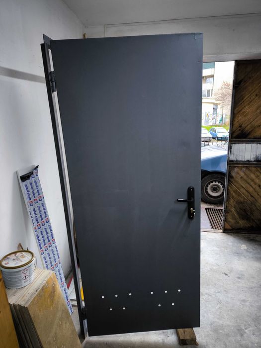 Метална врата за маза