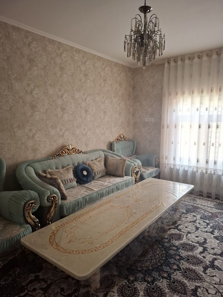 Vobkent tuman Bobur ko'chasida hamma qulayliklarga ega hovli sotiladi