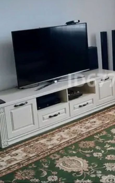 Продам тумбу под телевизор, стильная и вместительная