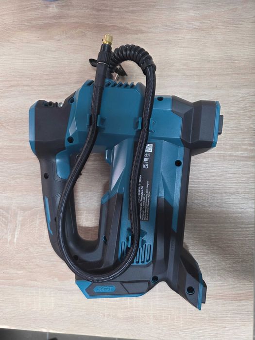 Compresor pe acumulator Makita 40V, fără baterie și încărcător MP001GZ