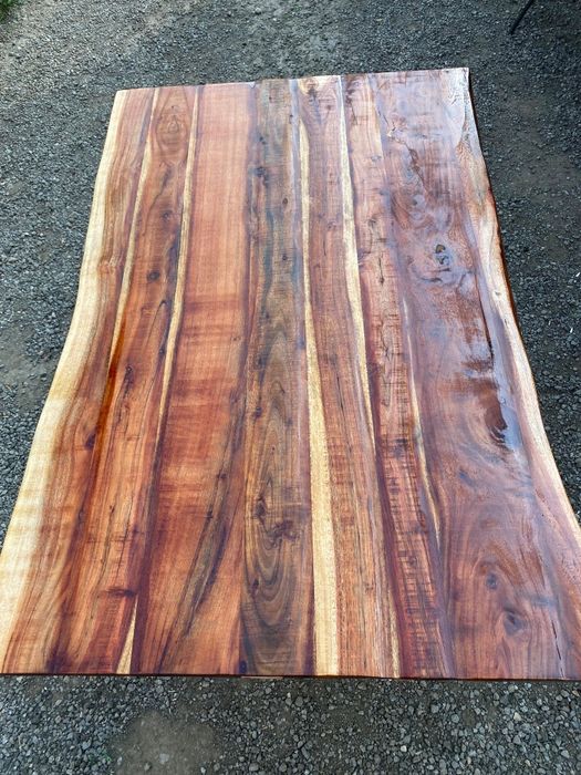 Masă din lemn masiv