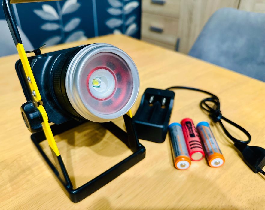 Proiector portabil LED (30W, 2400 lm) + 3 baterii 18650 & încărcător