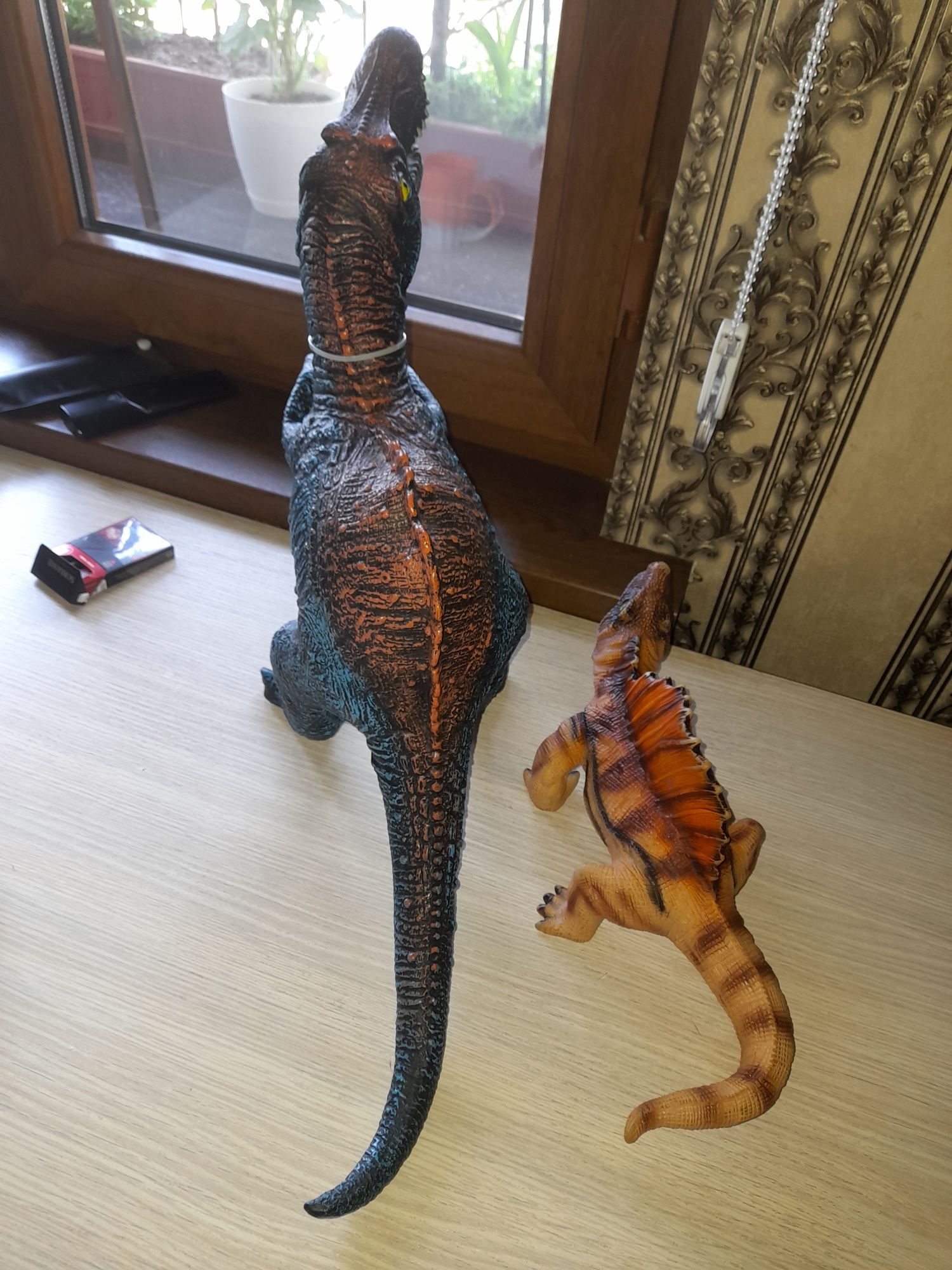 Игрушки  динозавры резиновые