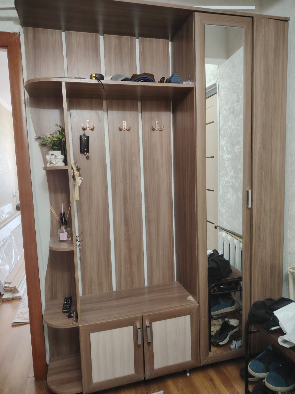 Большой шифоньер и шкаф для прихожей
