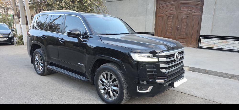 Toyota land cruser 300