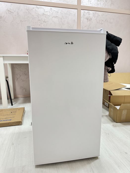 Хладилник Arielli свободностоящ, малък с една врата