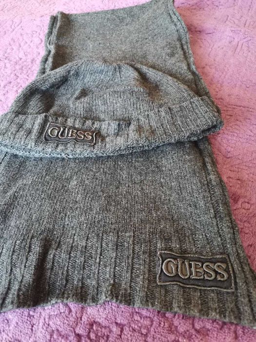 Мъжки зимен аксесоар  шапка и шал на марката Guess