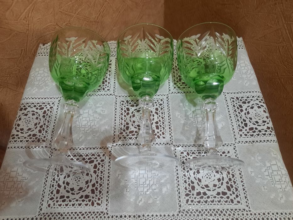 Красивые изумрудные фужеры на фигурной ножке. Цветной хрусталь. Герман