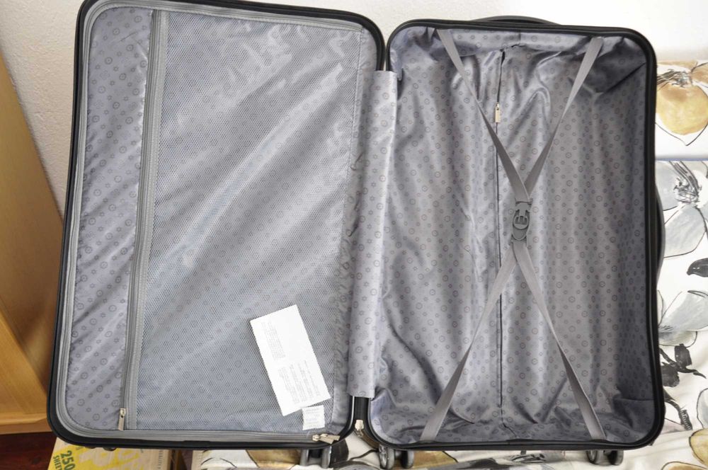 Продавам чисто нов твърд куфар 28 инча.