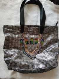 Чанта тип торба със сребърни нюанси