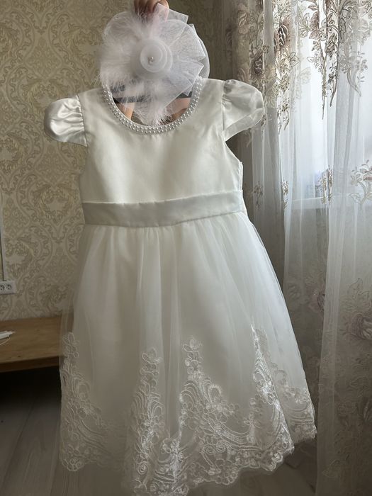 Қыз балаға арналған әдемі ақ көйлек сатылады