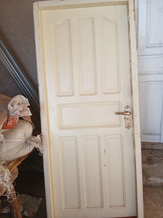 Taxta eshik sotiladi