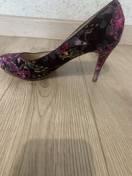 Дамски обувки на висок ток