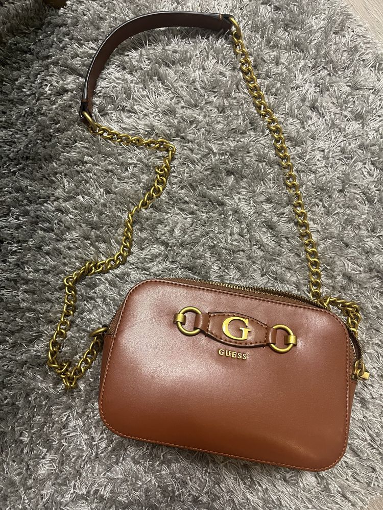 Дамска чанта Guess , в кафяв цвят , носена няколко пъти