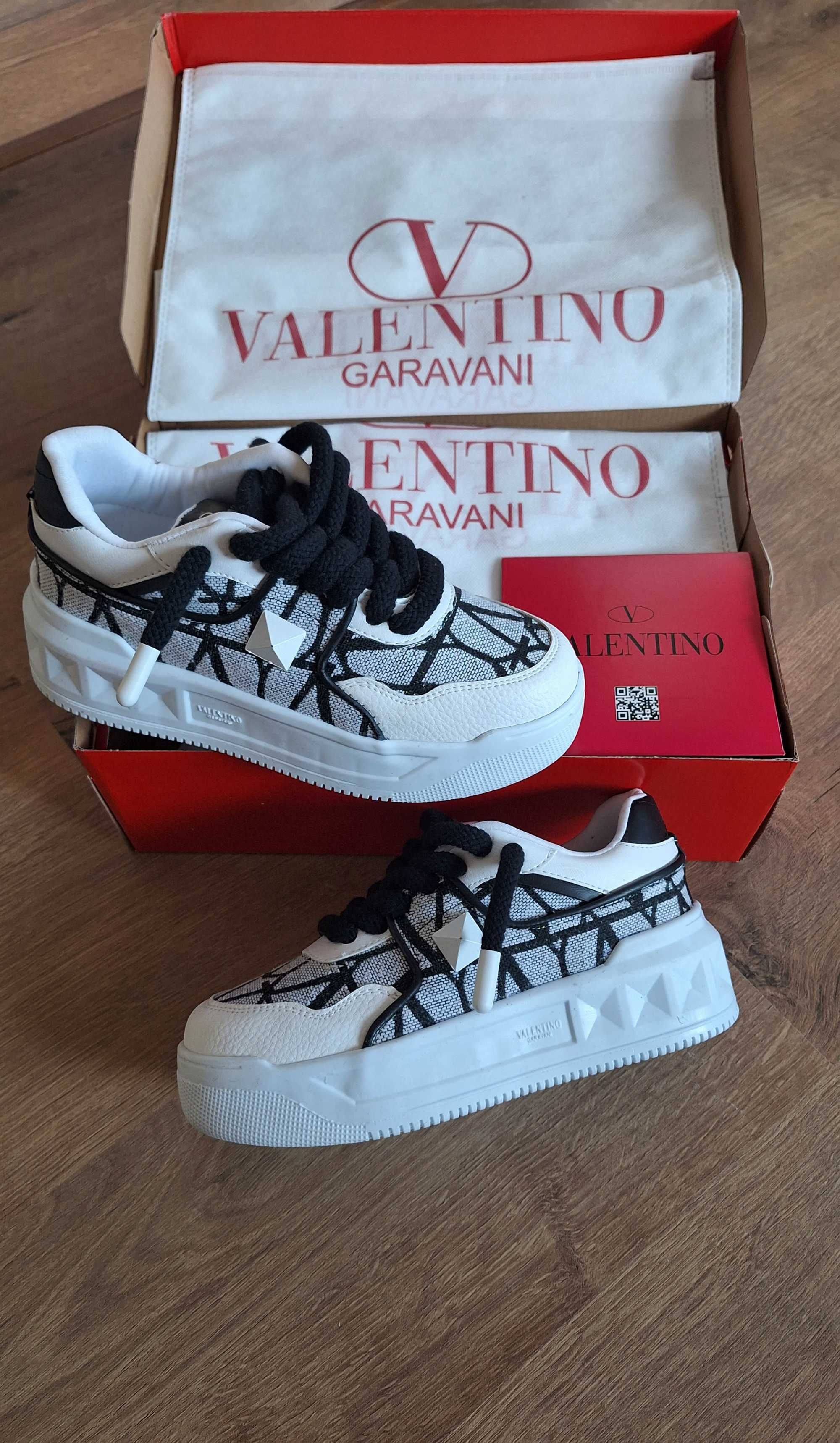 Дамски кецове обувки маратонки Valentino