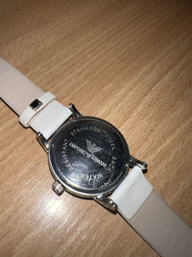 Бял часовник Emporio Armani