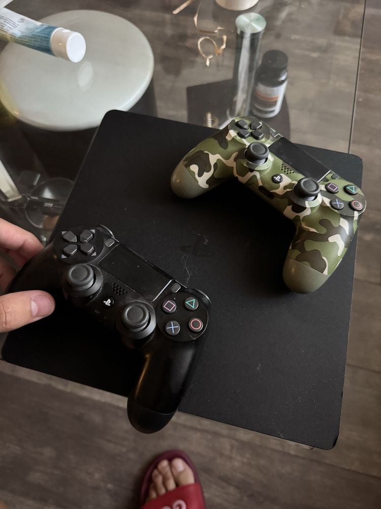 PS4 500 GB 2 джойстика