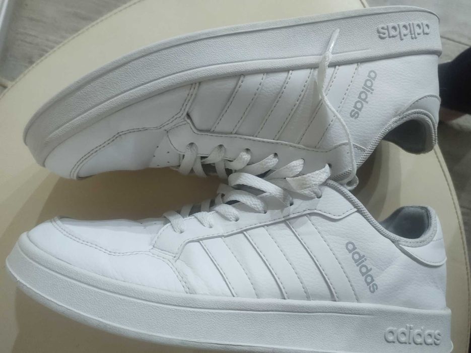Adidasi marimea42
