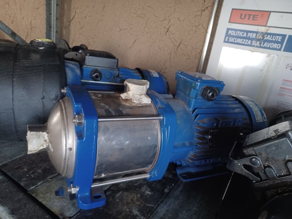 Vând diferite motoare, pompe ,pompe vacuum, macarale