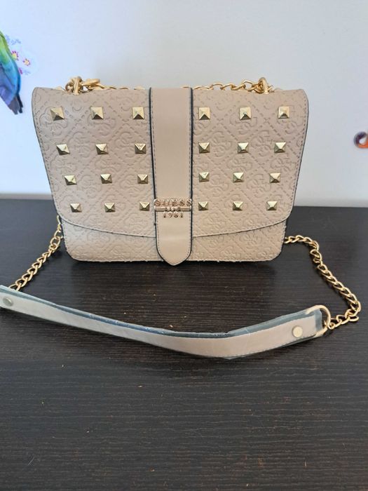 Ефектна дамска чанта GUESS със златисти метални елементи