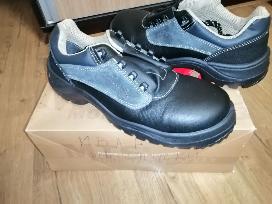 Мъжки работни обувки с метално бомбе 45 номер