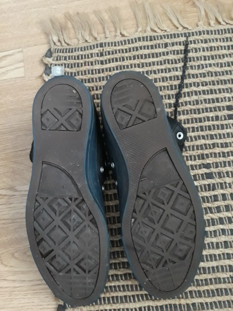 Bascheti din piele CONVERSE nr 44,5 ,draguti, practici si comozi.