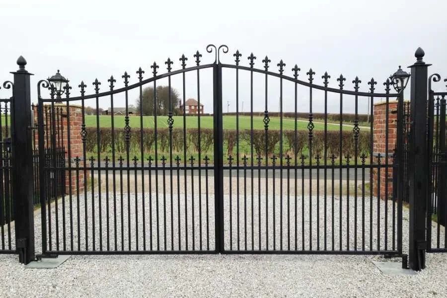 Металлические двери, заборы решетки и прочее