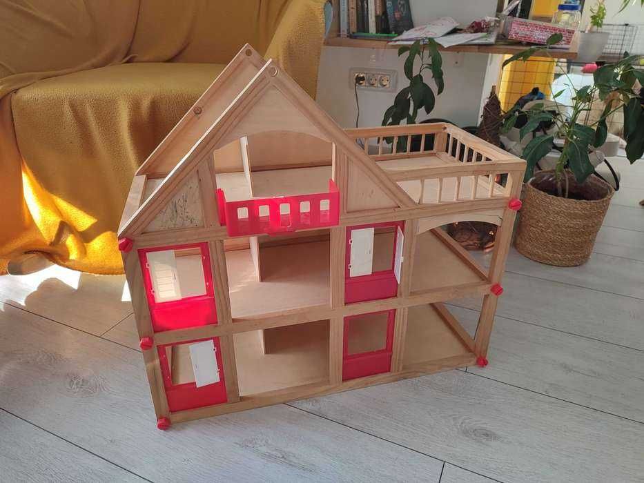 Casuta lemn cu mobilier si personaje