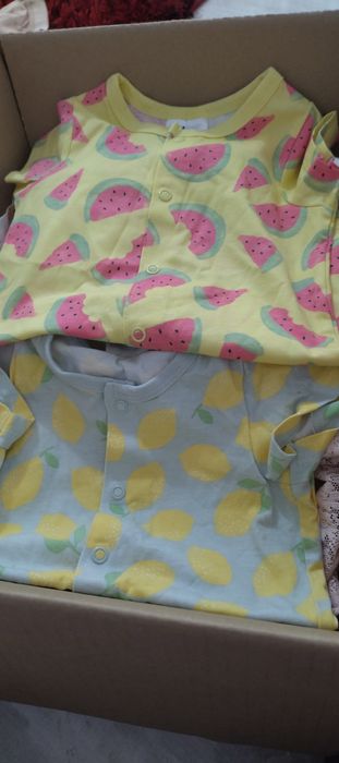 Donez hăinuțe fetița stare excelenta mărimile sunt 3,6 unele 6,9 luni